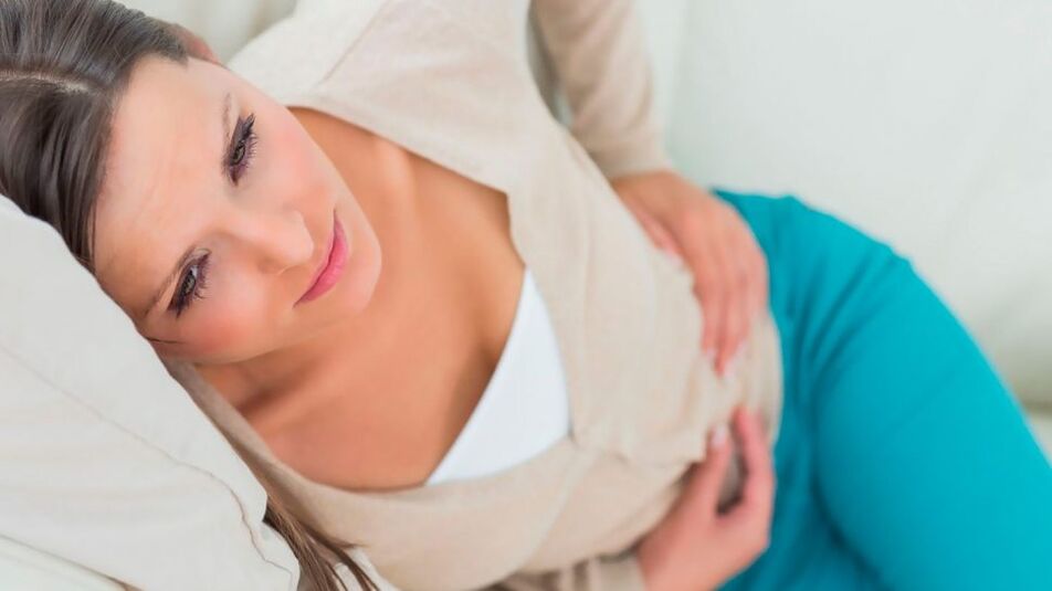 Eng Fra mat Zeeche vun Cystitis brauch eng kompetent ëmfaassend Behandlung