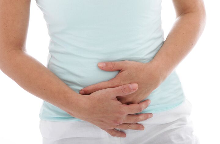 Ee vun den Zeeche vun der Cystitis bei enger Fra ass e knaschtege Schmerz am ënneschte Bauch