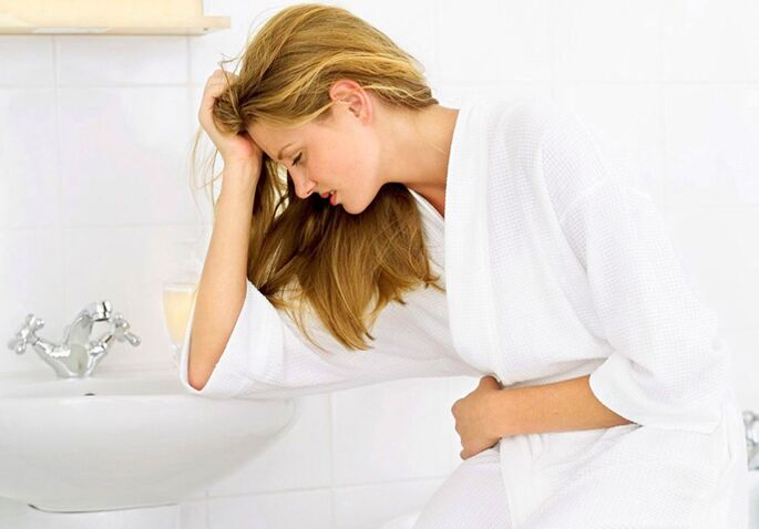 Eng Fra ass besuergt iwwer d'Symptomer vun der Cystitis a Form vun heefeg a schmerzhafte Urinatioun